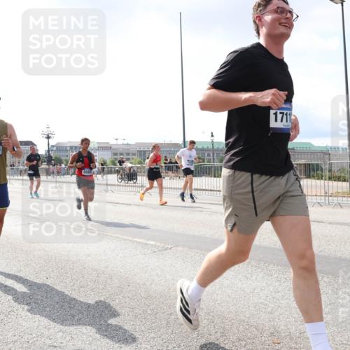 29.06.2025 - hella hamburg halbmarathon Lena Gebhardt http://msf.ph/oto/8415267 29.06.2025 10:05:03 Lombardsbrücke 2424, 11595, 8089, 1711, 1126, 1316, 1347, 1559, 1863, 2424, 2463, 2628, 2698, 3071, 3413, 3578, 4146, 4220, 4293, 4394, 4538, 4951, 5869, 6059, 6311, 6907, 6908, 7302, 7826, 8049, 8089, 8999, 9007, 9019, 9075, 9165, 9559, 10100, 10709, 10834, 11088, 11551, 11595, 12125, 12924, 13221, 13242, 13327, 13533, 13717, 14203, 15532, 16134, 16357, 16478, 16579, 16847, 16995, 17112, 17434, 17707, 17814, 17818, 18189, 18616, 18617, 19034 meine-sportfotos.de