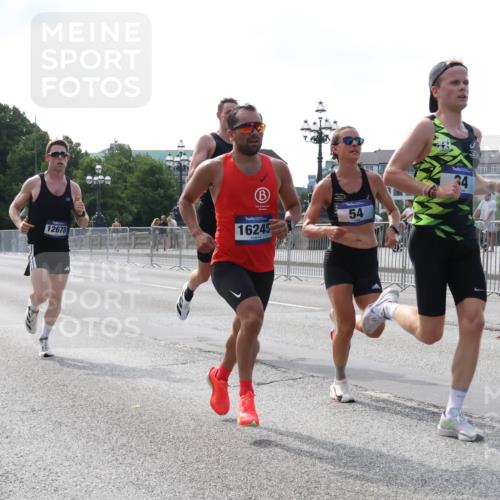 29.06.2025 - hella hamburg halbmarathon Lena Gebhardt http://msf.ph/oto/8415302 29.06.2025 09:40:14 Lombardsbrücke 9447, 12678, 16245, 54, 34, 34, 35, 52, 53, 54, 2144, 2659, 3720, 6380, 6530, 9255, 9447, 10650, 11678, 12678, 14302, 14717, 14933, 15495, 16068, 16120, 16245, 16988, 17402, 19075 meine-sportfotos.de