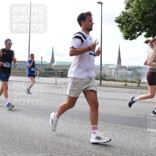 29.06.2025 - hella hamburg halbmarathon Lena Gebhardt http://msf.ph/oto/8415313 29.06.2025 10:17:32 Lombardsbrücke 17628, 835, 7011, 1846, 1015, 1083, 1137, 1204, 1274, 1298, 1348, 1356, 1458, 1477, 1749, 1795, 2094, 2259, 2305, 2548, 2860, 2908, 3138, 3210, 3292, 3464, 3466, 3802, 3803, 4194, 4218, 4852, 5002, 5023, 5390, 5611, 5733, 5929, 5930, 5995, 6126, 6128, 6254, 6336, 6352, 6520, 6522, 6786, 7011, 7258, 7291, 7410, 7413, 7445, 7566, 7647, 7844, 7945, 8144, 8210, 8253, 8309, 8351, 8433, 8558, 8895, 8983, 9152, 9259, 9400, 9798, 9848 meine-sportfotos.de