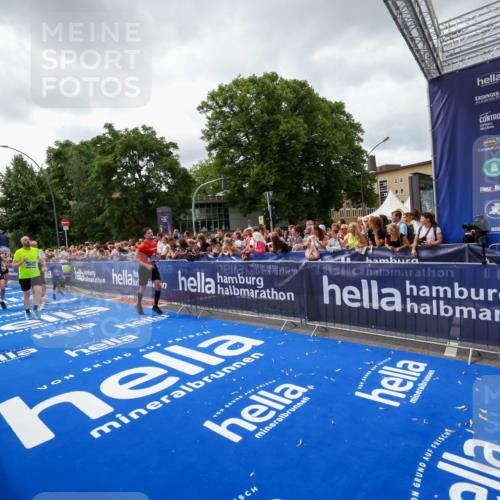 29.06.2025 - hella hamburg halbmarathon Zöllner http://msf.ph/oto/8415320 29.06.2025 10:49:03 Ziel 1381, 1452, 2260, 3213, 3985, 7067, 7297, 8302, 8821, 8889, 9695, 12534, 13183, 13614, 13688, 16627, 17632 meine-sportfotos.de