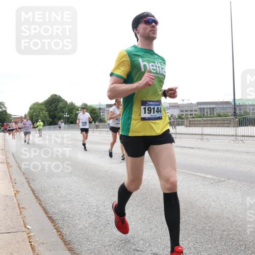 29.06.2025 - hella hamburg halbmarathon Lena Gebhardt http://msf.ph/oto/8415326 29.06.2025 10:26:11 Lombardsbrücke 19144, 1300, 1479, 1481, 3617, 3765, 4267, 4268, 4315, 4378, 4797, 4844, 5497, 6159, 6663, 6905, 7929, 8276, 8306, 8357, 8674, 8881, 8942, 10104, 10219, 11107, 11139, 11596, 11699, 11828, 11859, 12074, 12505, 12826, 12827, 12838, 12945, 12946, 13264, 14063, 14179, 14223, 14356, 14726, 14930, 16354, 16927, 17369, 17712, 19144 meine-sportfotos.de
