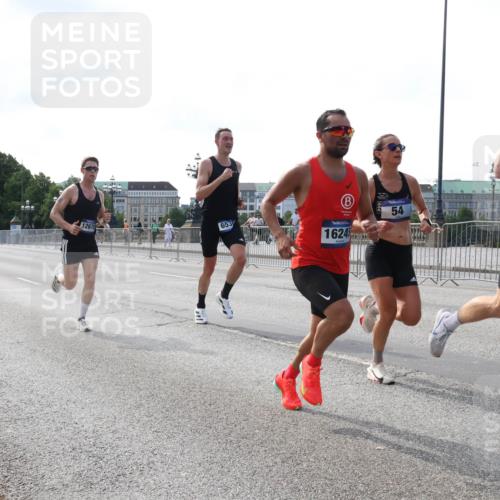 29.06.2025 - hella hamburg halbmarathon Lena Gebhardt http://msf.ph/oto/8415349 29.06.2025 09:40:15 Lombardsbrücke 12678, 653, 1624, 54, 34, 35, 52, 53, 54, 2144, 2659, 3720, 6380, 6530, 9255, 9447, 10650, 11678, 12678, 14302, 14717, 14933, 15495, 16068, 16120, 16245, 16988, 17402, 19075 meine-sportfotos.de