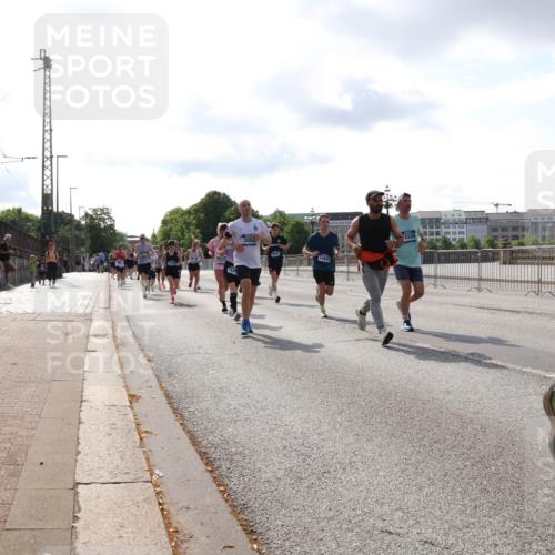 29.06.2025 - hella hamburg halbmarathon Lena Gebhardt http://msf.ph/oto/8415363 29.06.2025 09:50:51 Lombardsbrücke 15420, 3056, 14924, 1209, 1256, 1358, 1441, 1677, 1688, 1697, 1700, 1882, 1962, 2546, 2579, 2675, 2719, 2826, 3056, 3626, 3947, 4205, 4229, 4380, 4398, 4888, 4893, 5026, 5087, 5275, 5387, 5472, 5506, 5508, 5745, 5752, 5916, 6080, 6429, 6458, 6529, 6639, 6649, 6686, 6687, 7026, 7110, 7116, 7284, 7635, 8091, 8122, 8450, 8574, 8958, 8966, 9017, 9116, 9365, 9380, 9833, 10064, 10193, 10218, 10415, 10469, 10783, 10922, 11281, 11284, 11305, 11379 meine-sportfotos.de