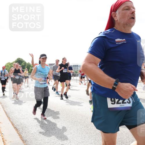 29.06.2025 - hella hamburg halbmarathon Lena Gebhardt http://msf.ph/oto/8415369 29.06.2025 10:42:15 Lombardsbrücke 11617, 3276, 2682, 183, 12725, 9223, 1039, 1150, 1360, 1624, 1648, 1712, 1752, 1929, 1957, 2069, 2134, 2145, 2523, 2580, 2974, 3276, 3326, 3459, 3460, 3568, 3605, 4329, 4353, 4735, 4736, 4885, 4891, 4892, 5403, 5419, 5432, 5671, 5810, 6136, 6137, 6153, 6320, 6430, 6436, 6618, 6828, 6837, 6846, 6917, 7040, 7260, 7357, 7477, 7557, 7666, 7955, 8014, 8443, 8459, 8525, 8526, 8712, 8816, 8908, 9008, 9223, 9370, 9467, 9980, 10027, 10532, 10623 meine-sportfotos.de
