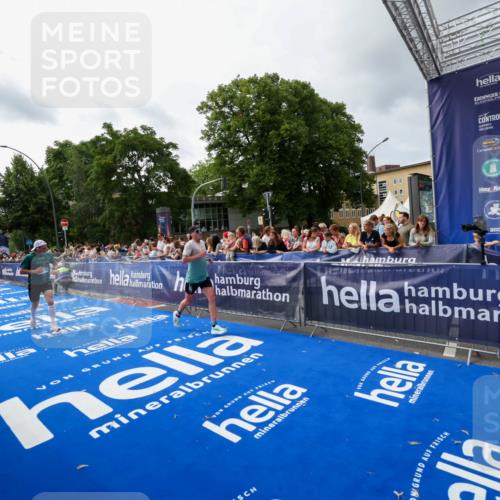 29.06.2025 - hella hamburg halbmarathon Zöllner http://msf.ph/oto/8415372 29.06.2025 10:26:10 Ziel 13779, 16615, 17003 meine-sportfotos.de