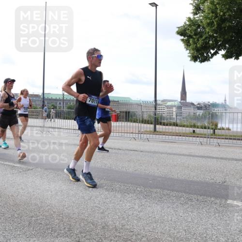 29.06.2025 - hella hamburg halbmarathon Lena Gebhardt http://msf.ph/oto/8415379 29.06.2025 10:17:32 Lombardsbrücke 4852, 7011, 1015, 1083, 1137, 1204, 1274, 1298, 1348, 1356, 1458, 1477, 1749, 1795, 2094, 2259, 2305, 2548, 2860, 2908, 3138, 3210, 3292, 3464, 3466, 3802, 3803, 4194, 4218, 4852, 5002, 5023, 5390, 5611, 5733, 5929, 5930, 5995, 6126, 6128, 6254, 6336, 6352, 6520, 6522, 6786, 7011, 7258, 7291, 7410, 7413, 7445, 7566, 7647, 7844, 7945, 8144, 8210, 8253, 8309, 8351, 8433, 8558, 8895, 8983, 9152, 9259, 9400, 9798, 9848 meine-sportfotos.de