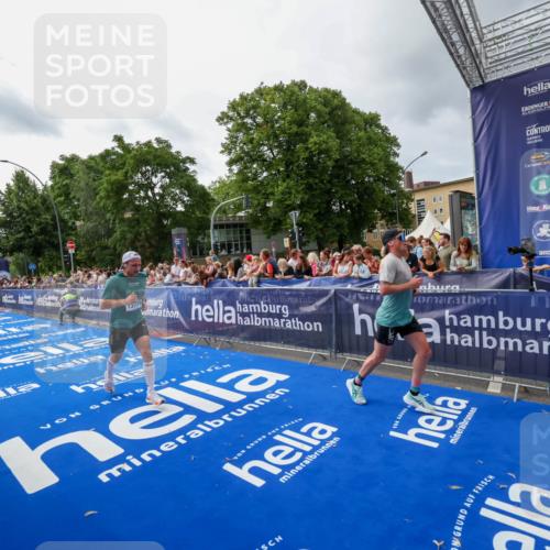 29.06.2025 - hella hamburg halbmarathon Zöllner http://msf.ph/oto/8415394 29.06.2025 10:26:11 Ziel 13779, 16615, 17003 meine-sportfotos.de
