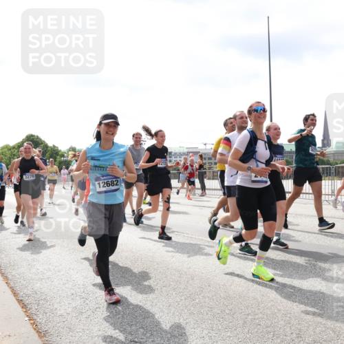 29.06.2025 - hella hamburg halbmarathon Lena Gebhardt http://msf.ph/oto/8415396 29.06.2025 10:42:15 Lombardsbrücke 11617, 3276, 12682, 272, 100, 1039, 1150, 1360, 1624, 1648, 1712, 1752, 1929, 1957, 2069, 2134, 2145, 2523, 2580, 2974, 3276, 3326, 3459, 3460, 3568, 3605, 4329, 4353, 4735, 4736, 4885, 4891, 4892, 5403, 5419, 5432, 5671, 5810, 6136, 6137, 6153, 6320, 6430, 6436, 6618, 6828, 6837, 6846, 6917, 7040, 7260, 7357, 7477, 7557, 7666, 7955, 8014, 8443, 8459, 8525, 8526, 8712, 8816, 8908, 9008, 9223, 9370, 9467, 9980, 10027, 10532, 10623 meine-sportfotos.de