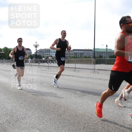 29.06.2025 - hella hamburg halbmarathon Lena Gebhardt http://msf.ph/oto/8415397 29.06.2025 09:40:15 Lombardsbrücke 12678, 6530, 162, 34, 35, 52, 53, 54, 2144, 2659, 3720, 6380, 6530, 9255, 9447, 10650, 11678, 12678, 14302, 14717, 14933, 15495, 16068, 16120, 16245, 16988, 17402, 19075 meine-sportfotos.de