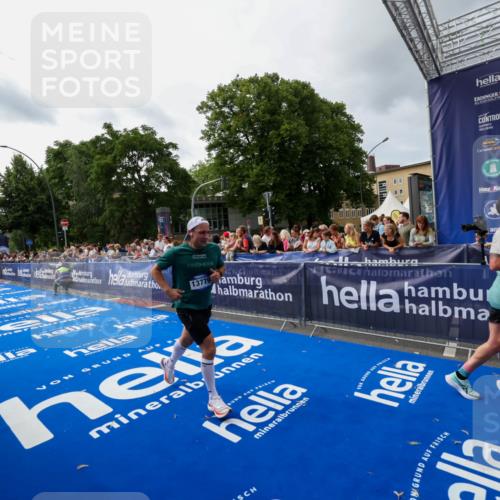 29.06.2025 - hella hamburg halbmarathon Zöllner http://msf.ph/oto/8415409 29.06.2025 10:26:11 Ziel 13779, 16615, 17003 meine-sportfotos.de