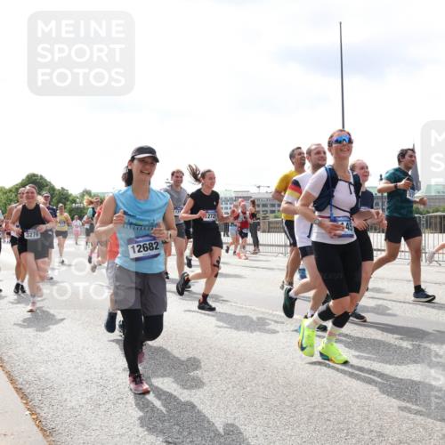 29.06.2025 - hella hamburg halbmarathon Lena Gebhardt http://msf.ph/oto/8415423 29.06.2025 10:42:15 Lombardsbrücke 11617, 3276, 12682, 171, 2725, 1039, 1150, 1360, 1624, 1648, 1712, 1752, 1929, 1957, 2069, 2134, 2145, 2523, 2580, 2974, 3276, 3326, 3459, 3460, 3568, 3605, 4329, 4353, 4735, 4736, 4885, 4891, 4892, 5403, 5419, 5432, 5671, 5810, 6136, 6137, 6153, 6320, 6430, 6436, 6618, 6828, 6837, 6846, 6917, 7040, 7260, 7357, 7477, 7557, 7666, 7955, 8014, 8443, 8459, 8525, 8526, 8712, 8816, 8908, 9008, 9223, 9370, 9467, 9980, 10027, 10532, 10623 meine-sportfotos.de