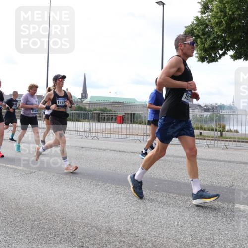 29.06.2025 - hella hamburg halbmarathon Lena Gebhardt http://msf.ph/oto/8415426 29.06.2025 10:17:33 Lombardsbrücke 1546, 1762, 701, 1015, 1083, 1137, 1204, 1274, 1298, 1356, 1458, 1477, 1749, 1795, 2094, 2259, 2305, 2548, 2860, 2908, 3138, 3210, 3292, 3464, 3466, 3802, 3803, 4194, 4218, 4852, 5002, 5023, 5290, 5390, 5611, 5733, 5929, 5930, 5995, 6126, 6128, 6254, 6336, 6352, 6520, 6522, 6786, 7011, 7258, 7291, 7410, 7413, 7445, 7566, 7647, 7844, 7945, 8144, 8210, 8253, 8309, 8351, 8433, 8558, 8895, 8983, 9152, 9259, 9400, 9798, 9848, 10174 meine-sportfotos.de