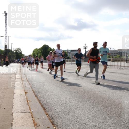 29.06.2025 - hella hamburg halbmarathon Lena Gebhardt http://msf.ph/oto/8415427 29.06.2025 09:50:52 Lombardsbrücke 14274, 3056, 15556, 1209, 1256, 1358, 1441, 1677, 1688, 1697, 1700, 1882, 1962, 2546, 2579, 2675, 2719, 2826, 3056, 3626, 3947, 4205, 4229, 4380, 4888, 4889, 4893, 5026, 5087, 5275, 5387, 5472, 5506, 5508, 5745, 5752, 5916, 6080, 6429, 6458, 6529, 6639, 6649, 6686, 6687, 7026, 7110, 7116, 7284, 7635, 8091, 8122, 8574, 8958, 8966, 9116, 9365, 9380, 9833, 10064, 10193, 10218, 10415, 10469, 10783, 10922, 11281, 11284, 11305, 11379 meine-sportfotos.de