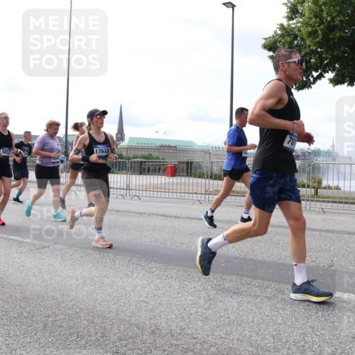 29.06.2025 - hella hamburg halbmarathon Lena Gebhardt http://msf.ph/oto/8415445 29.06.2025 10:17:33 Lombardsbrücke 4852, 17628, 18, 701, 1015, 1083, 1137, 1204, 1274, 1298, 1356, 1458, 1477, 1749, 1795, 2094, 2259, 2305, 2548, 2860, 2908, 3138, 3210, 3292, 3464, 3466, 3802, 3803, 4194, 4218, 4852, 5002, 5023, 5290, 5390, 5611, 5733, 5929, 5930, 5995, 6126, 6128, 6254, 6336, 6352, 6520, 6522, 6786, 7011, 7258, 7291, 7410, 7413, 7445, 7566, 7647, 7844, 7945, 8144, 8210, 8253, 8309, 8351, 8433, 8558, 8895, 8983, 9152, 9259, 9400, 9798, 9848, 10174 meine-sportfotos.de