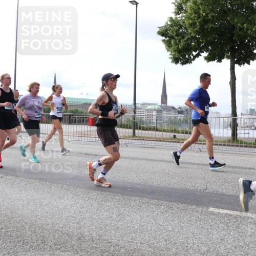 29.06.2025 - hella hamburg halbmarathon Lena Gebhardt http://msf.ph/oto/8415464 29.06.2025 10:17:33 Lombardsbrücke 4032, 1546, 8351, 189, 1015, 1083, 1137, 1204, 1274, 1298, 1356, 1458, 1477, 1749, 1795, 2094, 2259, 2305, 2548, 2860, 2908, 3138, 3210, 3292, 3464, 3466, 3802, 3803, 4194, 4218, 4852, 5002, 5023, 5290, 5390, 5611, 5733, 5929, 5930, 5995, 6126, 6128, 6254, 6336, 6352, 6520, 6522, 6786, 7011, 7258, 7291, 7410, 7413, 7445, 7566, 7647, 7844, 7945, 8144, 8210, 8253, 8309, 8351, 8433, 8558, 8895, 8983, 9152, 9259, 9400, 9798, 9848, 10174 meine-sportfotos.de