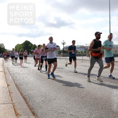 29.06.2025 - hella hamburg halbmarathon Lena Gebhardt http://msf.ph/oto/8415483 29.06.2025 09:50:52 Lombardsbrücke 18442, 14924, 15556, 1209, 1256, 1358, 1441, 1677, 1688, 1697, 1700, 1882, 1962, 2546, 2579, 2675, 2719, 2826, 3056, 3626, 3947, 4205, 4229, 4380, 4888, 4889, 4893, 5026, 5087, 5275, 5387, 5472, 5506, 5508, 5745, 5752, 5916, 6080, 6429, 6458, 6529, 6639, 6649, 6686, 6687, 7026, 7110, 7116, 7284, 7635, 8091, 8122, 8574, 8958, 8966, 9116, 9365, 9380, 9833, 10064, 10193, 10218, 10415, 10469, 10783, 10922, 11281, 11284, 11305, 11379 meine-sportfotos.de