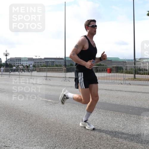 29.06.2025 - hella hamburg halbmarathon Lena Gebhardt http://msf.ph/oto/8415490 29.06.2025 09:40:16 Lombardsbrücke 34, 35, 52, 53, 54, 2144, 2659, 3720, 6380, 6530, 9151, 9255, 9447, 10650, 11678, 12678, 14302, 14717, 14933, 15495, 16068, 16120, 16245, 16988, 17402, 19075 meine-sportfotos.de