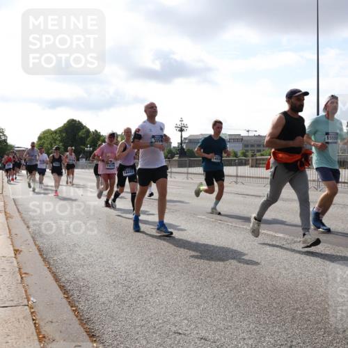 29.06.2025 - hella hamburg halbmarathon Lena Gebhardt http://msf.ph/oto/8415497 29.06.2025 09:50:52 Lombardsbrücke 14274, 18442, 3056, 14924, 15556, 1209, 1256, 1358, 1441, 1677, 1688, 1697, 1700, 1882, 1962, 2546, 2579, 2675, 2719, 2826, 3056, 3626, 3947, 4205, 4229, 4380, 4888, 4889, 4893, 5026, 5087, 5275, 5387, 5472, 5506, 5508, 5745, 5752, 5916, 6080, 6429, 6458, 6529, 6639, 6649, 6686, 6687, 7026, 7110, 7116, 7284, 7635, 8091, 8122, 8574, 8958, 8966, 9116, 9365, 9380, 9833, 10064, 10193, 10218, 10415, 10469, 10783, 10922, 11281, 11284, 11305, 11379 meine-sportfotos.de