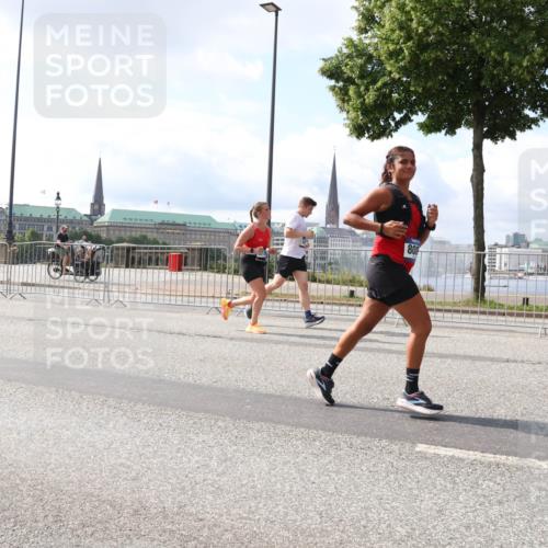 29.06.2025 - hella hamburg halbmarathon Lena Gebhardt http://msf.ph/oto/8415507 29.06.2025 10:05:05 Lombardsbrücke 324, 80, 1126, 1316, 1347, 1559, 1863, 2288, 2424, 2463, 2628, 2698, 3071, 3413, 3578, 4220, 4293, 4394, 4538, 4951, 5869, 6059, 6311, 6907, 6908, 7302, 7826, 8049, 8089, 8999, 9007, 9019, 9075, 9165, 9559, 9680, 10100, 10694, 10709, 10834, 11088, 11551, 11595, 12125, 12557, 12924, 13221, 13242, 13327, 13533, 13717, 14203, 15532, 16134, 16357, 16478, 16579, 16847, 16995, 17112, 17434, 17707, 17814, 17818, 18189, 18616, 18617, 19034 meine-sportfotos.de