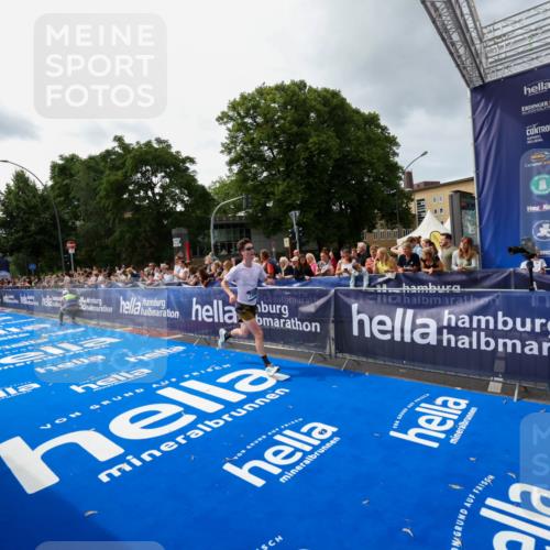 29.06.2025 - hella hamburg halbmarathon Zöllner http://msf.ph/oto/8415516 29.06.2025 10:26:30 Ziel 7380, 14728, 17040 meine-sportfotos.de