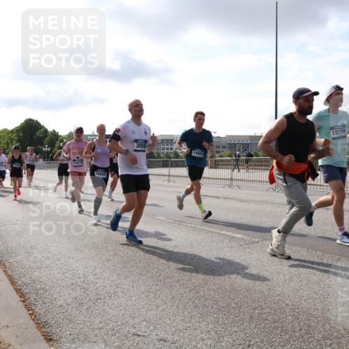 29.06.2025 - hella hamburg halbmarathon Lena Gebhardt http://msf.ph/oto/8415517 29.06.2025 09:50:53 Lombardsbrücke 15556, 1209, 1256, 1358, 1441, 1677, 1688, 1697, 1700, 1882, 1962, 2546, 2579, 2675, 2719, 3056, 3626, 3947, 4205, 4229, 4380, 4888, 4889, 4893, 5026, 5087, 5275, 5387, 5472, 5506, 5508, 5745, 5752, 5916, 6080, 6429, 6458, 6529, 6639, 6649, 6686, 6687, 7026, 7110, 7116, 7284, 7635, 8091, 8122, 8319, 8574, 8958, 8966, 9116, 9380, 9833, 10064, 10193, 10218, 10415, 10469, 10783, 10922, 11281, 11284, 11305, 11379 meine-sportfotos.de