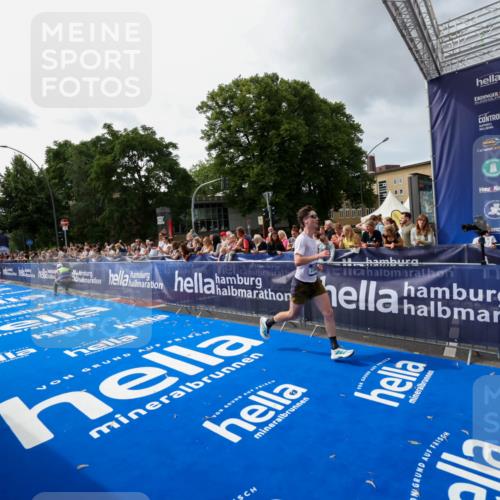 29.06.2025 - hella hamburg halbmarathon Zöllner http://msf.ph/oto/8415521 29.06.2025 10:26:30 Ziel 7380, 14728, 17040 meine-sportfotos.de