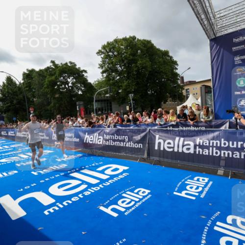 29.06.2025 - hella hamburg halbmarathon Zöllner http://msf.ph/oto/8415545 29.06.2025 10:26:35 Ziel 1577, 14728, 17040 meine-sportfotos.de
