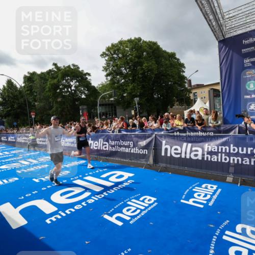 29.06.2025 - hella hamburg halbmarathon Zöllner http://msf.ph/oto/8415550 29.06.2025 10:26:35 Ziel 1577, 14728, 17040 meine-sportfotos.de