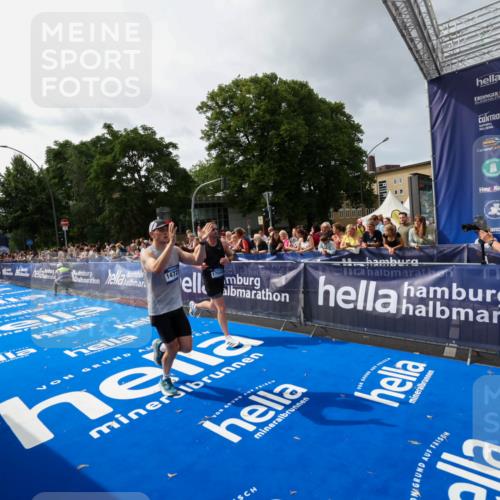 29.06.2025 - hella hamburg halbmarathon Zöllner http://msf.ph/oto/8415559 29.06.2025 10:26:35 Ziel 1577, 14728, 17040 meine-sportfotos.de