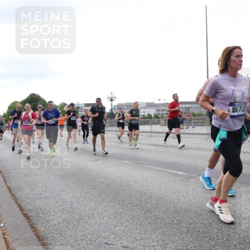 29.06.2025 - hella hamburg halbmarathon Lena Gebhardt http://msf.ph/oto/8415573 29.06.2025 10:51:35 Lombardsbrücke 6091, 9582, 16642, 8672, 1478, 1617, 1997, 2202, 2308, 2380, 2484, 2485, 2593, 2736, 2778, 3240, 3934, 3991, 4156, 4652, 4713, 4748, 4808, 4878, 4920, 5291, 5357, 5394, 5530, 5534, 5716, 5717, 6007, 6091, 6604, 6885, 6945, 6947, 6954, 6961, 7012, 7769, 7841, 7871, 7992, 8040, 8125, 8399, 8410, 8672, 9166, 9167, 9220, 9340, 9462, 9582, 9583, 9590, 9594, 9673, 9763, 10496, 10521, 10693, 10830, 11034, 11268, 11575, 11875, 12065 meine-sportfotos.de