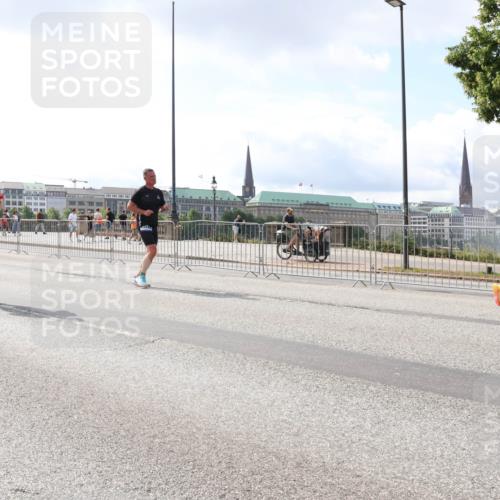 29.06.2025 - hella hamburg halbmarathon Lena Gebhardt http://msf.ph/oto/8415589 29.06.2025 10:05:05 Lombardsbrücke 2424, 324, 1126, 1316, 1347, 1559, 1863, 2288, 2424, 2463, 2628, 2698, 3071, 3413, 3578, 4220, 4293, 4394, 4538, 4951, 5869, 6059, 6311, 6907, 6908, 7302, 7826, 8049, 8089, 8999, 9007, 9019, 9075, 9165, 9559, 9680, 10100, 10694, 10709, 10834, 11088, 11551, 11595, 12125, 12557, 12924, 13221, 13242, 13327, 13533, 13717, 14203, 15532, 16134, 16357, 16478, 16579, 16847, 16995, 17112, 17434, 17707, 17814, 17818, 18189, 18616, 18617, 19034 meine-sportfotos.de
