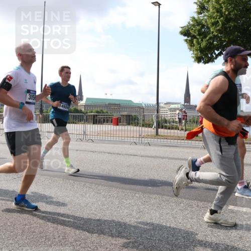 29.06.2025 - hella hamburg halbmarathon Lena Gebhardt http://msf.ph/oto/8415604 29.06.2025 09:50:53 Lombardsbrücke 18442, 3056, 14924, 1209, 1256, 1358, 1441, 1677, 1688, 1697, 1700, 1882, 1962, 2546, 2579, 2675, 2719, 3056, 3626, 3947, 4205, 4229, 4380, 4888, 4889, 4893, 5026, 5087, 5275, 5387, 5472, 5506, 5508, 5745, 5752, 5916, 6080, 6429, 6458, 6529, 6639, 6649, 6686, 6687, 7026, 7110, 7116, 7284, 7635, 8091, 8122, 8319, 8574, 8958, 8966, 9116, 9380, 9833, 10064, 10193, 10218, 10415, 10469, 10783, 10922, 11281, 11284, 11305, 11379 meine-sportfotos.de