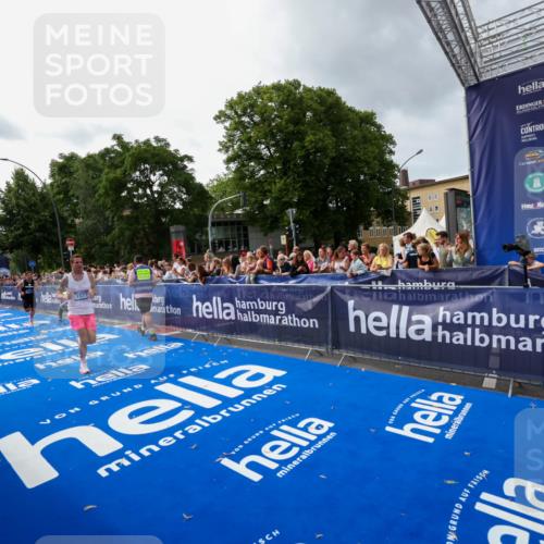 29.06.2025 - hella hamburg halbmarathon Zöllner http://msf.ph/oto/8415625 29.06.2025 10:26:42 Ziel 1577, 9565, 10848, 19076 meine-sportfotos.de