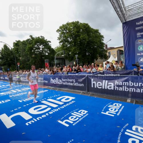 29.06.2025 - hella hamburg halbmarathon Zöllner http://msf.ph/oto/8415632 29.06.2025 10:26:42 Ziel 1577, 9565, 10848, 19076 meine-sportfotos.de