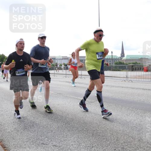 29.06.2025 - hella hamburg halbmarathon Lena Gebhardt http://msf.ph/oto/8415657 29.06.2025 10:17:35 Lombardsbrücke 14648, 12668, 18564, 16824, 7445, 1015, 1083, 1204, 1274, 1298, 1356, 1458, 1477, 1622, 1749, 1795, 2094, 2259, 2305, 2548, 2860, 2908, 3138, 3210, 3292, 3464, 3466, 3802, 3803, 4194, 4218, 4852, 5002, 5023, 5290, 5390, 5611, 5733, 5929, 5930, 5995, 6126, 6128, 6254, 6336, 6352, 6520, 6522, 6786, 7011, 7258, 7291, 7410, 7413, 7445, 7566, 7647, 7844, 7945, 8144, 8210, 8253, 8309, 8351, 8433, 8558, 8895, 8983, 9152, 9259, 9400, 9798, 9848, 10174 meine-sportfotos.de