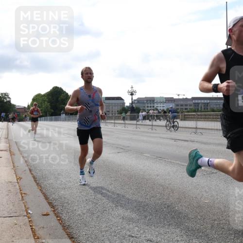29.06.2025 - hella hamburg halbmarathon Lena Gebhardt http://msf.ph/oto/8415668 29.06.2025 09:40:19 Lombardsbrücke 9447, 34, 35, 52, 53, 54, 2144, 2659, 3720, 6380, 6530, 9151, 9255, 9447, 10650, 12678, 14302, 14717, 14933, 15495, 16068, 16120, 16245, 16988, 18930, 19075 meine-sportfotos.de