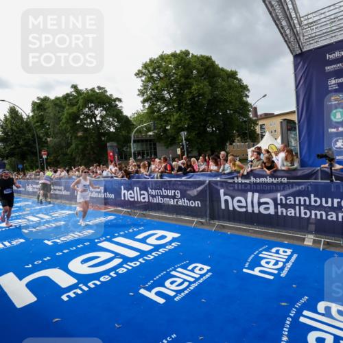 29.06.2025 - hella hamburg halbmarathon Zöllner http://msf.ph/oto/8415692 29.06.2025 10:26:47 Ziel 1065, 10848, 19076 meine-sportfotos.de