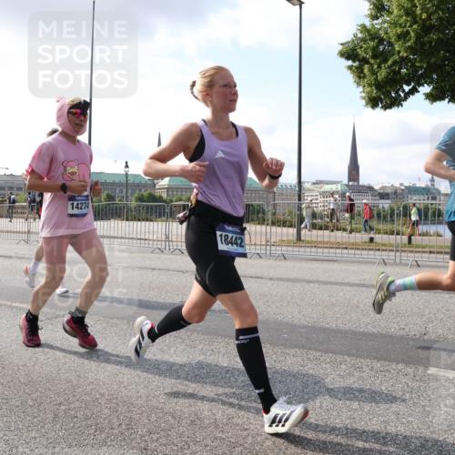 29.06.2025 - hella hamburg halbmarathon Lena Gebhardt http://msf.ph/oto/8415696 29.06.2025 09:50:54 Lombardsbrücke 1441, 14274, 18442, 1209, 1256, 1358, 1441, 1677, 1697, 1700, 1882, 1962, 2546, 2579, 2675, 2719, 3056, 3626, 3947, 4205, 4229, 4380, 4888, 4889, 4893, 5026, 5087, 5275, 5387, 5472, 5506, 5508, 5745, 5752, 5916, 6080, 6429, 6458, 6529, 6593, 6639, 6649, 6686, 6687, 7026, 7110, 7116, 7284, 7635, 8091, 8122, 8319, 8574, 8958, 8966, 9116, 9371, 9380, 9755, 9833, 10064, 10193, 10218, 10415, 10469, 10783, 10922, 11281, 11284, 11305, 11379, 12153 meine-sportfotos.de