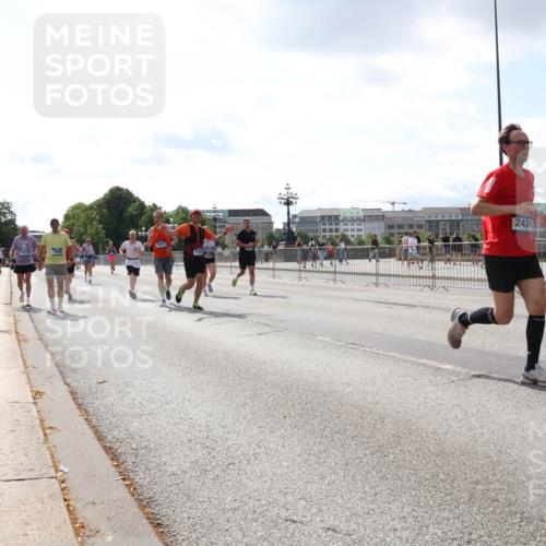 29.06.2025 - hella hamburg halbmarathon Lena Gebhardt http://msf.ph/oto/8415728 29.06.2025 10:05:07 Lombardsbrücke 5864, 3071, 2424, 1126, 1316, 1347, 1559, 1863, 2288, 2424, 2463, 2628, 2698, 3071, 3413, 3578, 4220, 4293, 4394, 4538, 4951, 5869, 6059, 6311, 6907, 6908, 7302, 7826, 8049, 8089, 8999, 9007, 9019, 9075, 9165, 9559, 9680, 10100, 10694, 10709, 10834, 11088, 11551, 11595, 12125, 12557, 13221, 13242, 13327, 13533, 13717, 14203, 15532, 16092, 16134, 16357, 16478, 16579, 16847, 16995, 17112, 17707, 17814, 17818, 18189, 18616, 18617, 19034 meine-sportfotos.de