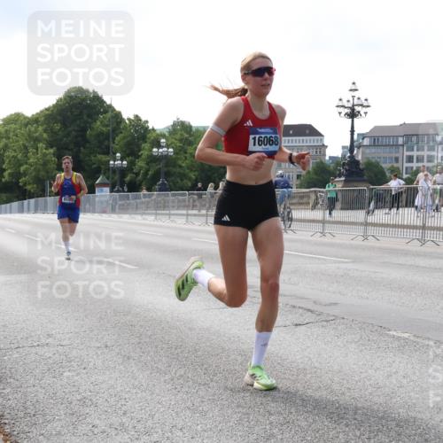 29.06.2025 - hella hamburg halbmarathon Lena Gebhardt http://msf.ph/oto/8415736 29.06.2025 09:40:21 Lombardsbrücke 915, 16068, 34, 35, 52, 53, 54, 2144, 2659, 3720, 6380, 6530, 9151, 9255, 9447, 10650, 11210, 12678, 14302, 14717, 14933, 15495, 16068, 16120, 16245, 16988, 18930, 19075 meine-sportfotos.de