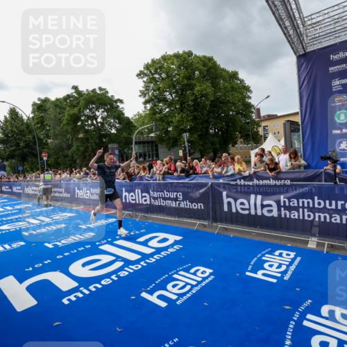 29.06.2025 - hella hamburg halbmarathon Zöllner http://msf.ph/oto/8415750 29.06.2025 10:26:52 Ziel 1065, 5344 meine-sportfotos.de