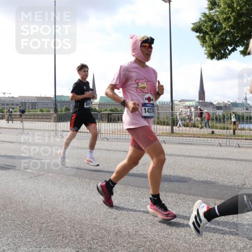 29.06.2025 - hella hamburg halbmarathon Lena Gebhardt http://msf.ph/oto/8415752 29.06.2025 09:50:54 Lombardsbrücke 14274, 1209, 1256, 1358, 1441, 1677, 1697, 1700, 1882, 1962, 2546, 2579, 2675, 2719, 3056, 3626, 3947, 4205, 4229, 4380, 4888, 4889, 4893, 5026, 5087, 5275, 5387, 5472, 5506, 5508, 5745, 5752, 5916, 6080, 6429, 6458, 6529, 6593, 6639, 6649, 6686, 6687, 7026, 7110, 7116, 7284, 7635, 8091, 8122, 8319, 8574, 8958, 8966, 9116, 9371, 9380, 9755, 9833, 10064, 10193, 10218, 10415, 10469, 10783, 10922, 11281, 11284, 11305, 11379, 12153 meine-sportfotos.de