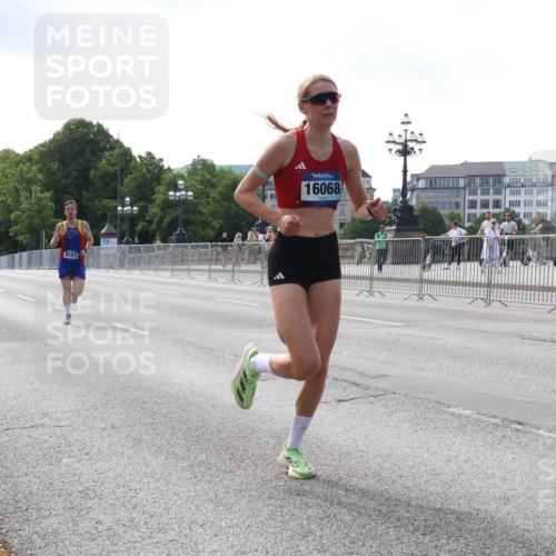 29.06.2025 - hella hamburg halbmarathon Lena Gebhardt http://msf.ph/oto/8415753 29.06.2025 09:40:21 Lombardsbrücke 9151, 16068, 34, 35, 52, 53, 54, 2144, 2659, 3720, 6380, 6530, 9151, 9255, 9447, 10650, 11210, 12678, 14302, 14717, 14933, 15495, 16068, 16120, 16245, 16988, 18930, 19075 meine-sportfotos.de