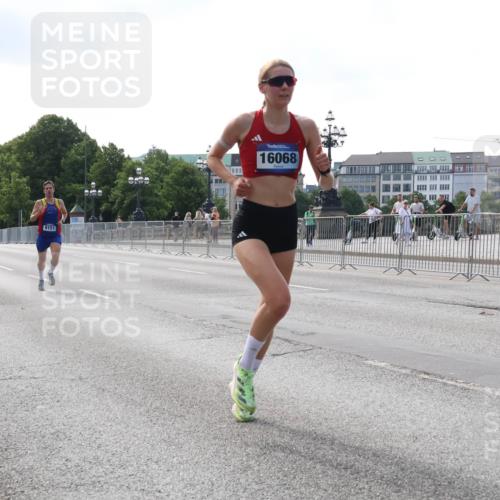 29.06.2025 - hella hamburg halbmarathon Lena Gebhardt http://msf.ph/oto/8415772 29.06.2025 09:40:21 Lombardsbrücke 9151, 16068, 34, 35, 52, 53, 54, 2144, 2659, 3720, 6380, 6530, 9151, 9255, 9447, 10650, 11210, 12678, 14302, 14717, 14933, 15495, 16068, 16120, 16245, 16988, 18930, 19075 meine-sportfotos.de