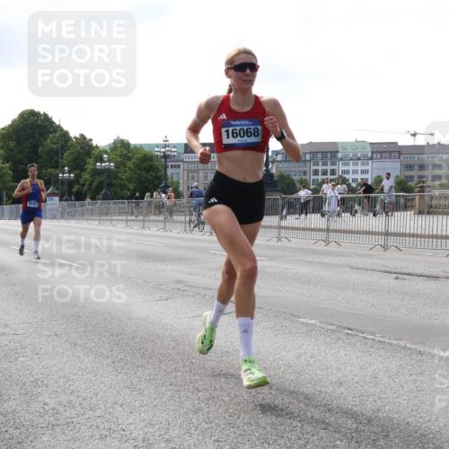 29.06.2025 - hella hamburg halbmarathon Lena Gebhardt http://msf.ph/oto/8415791 29.06.2025 09:40:21 Lombardsbrücke 9151, 16068, 34, 35, 52, 53, 54, 2144, 2659, 3720, 6380, 6530, 9151, 9255, 9447, 10650, 11210, 12678, 14302, 14717, 14933, 15495, 16068, 16120, 16245, 16988, 18930, 19075 meine-sportfotos.de