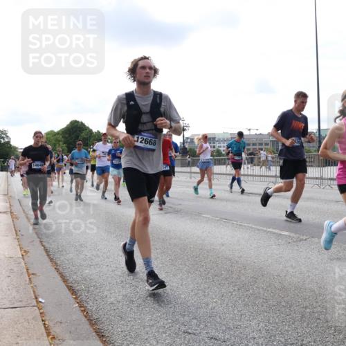29.06.2025 - hella hamburg halbmarathon Lena Gebhardt http://msf.ph/oto/8415800 29.06.2025 10:17:36 Lombardsbrücke 14648, 14307, 2259, 12668, 47, 20, 47, 1015, 1083, 1204, 1274, 1356, 1458, 1477, 1622, 1749, 1795, 2094, 2259, 2305, 2548, 2860, 2908, 3138, 3292, 3464, 3466, 3802, 3803, 4194, 4218, 4852, 5002, 5023, 5290, 5390, 5611, 5733, 5929, 5930, 5995, 6126, 6128, 6254, 6336, 6352, 6520, 6522, 6786, 7011, 7258, 7291, 7410, 7413, 7445, 7566, 7647, 7844, 7945, 8144, 8210, 8253, 8309, 8351, 8433, 8558, 8799, 8895, 9152, 9259, 9400, 9798, 9848, 10174 meine-sportfotos.de
