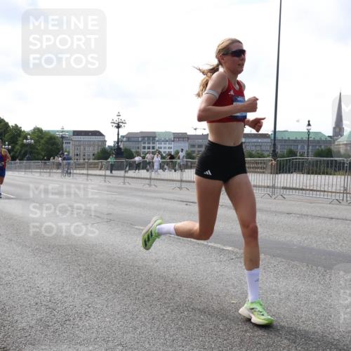 29.06.2025 - hella hamburg halbmarathon Lena Gebhardt http://msf.ph/oto/8415815 29.06.2025 09:40:22 Lombardsbrücke 34, 35, 52, 53, 54, 2144, 2659, 3720, 6380, 6530, 9151, 9255, 9447, 9475, 10650, 11210, 12678, 14302, 14717, 14933, 15495, 16068, 16120, 16245, 16988, 18930, 19075 meine-sportfotos.de