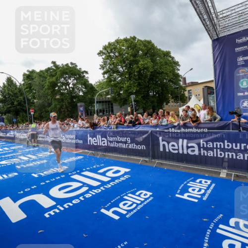 29.06.2025 - hella hamburg halbmarathon Zöllner http://msf.ph/oto/8415819 29.06.2025 10:26:57 Ziel 5344, 9079, 12992, 15023, 19050 meine-sportfotos.de