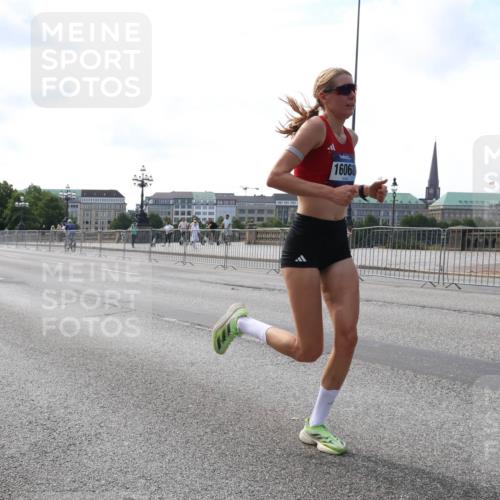 29.06.2025 - hella hamburg halbmarathon Lena Gebhardt http://msf.ph/oto/8415832 29.06.2025 09:40:22 Lombardsbrücke 9151, 16068, 34, 35, 52, 53, 54, 2144, 2659, 3720, 6380, 6530, 9151, 9255, 9447, 9475, 10650, 11210, 12678, 14302, 14717, 14933, 15495, 16068, 16120, 16245, 16988, 18930, 19075 meine-sportfotos.de