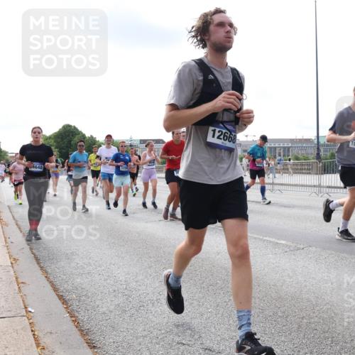 29.06.2025 - hella hamburg halbmarathon Lena Gebhardt http://msf.ph/oto/8415838 29.06.2025 10:17:37 Lombardsbrücke 4648, 2259, 12668, 10620, 1015, 1083, 1204, 1274, 1356, 1458, 1477, 1622, 1749, 1795, 2094, 2259, 2305, 2548, 2860, 3138, 3292, 3464, 3466, 3802, 3803, 4194, 4218, 4852, 5002, 5004, 5023, 5290, 5390, 5611, 5733, 5930, 6126, 6128, 6254, 6336, 6352, 6520, 6522, 6786, 7011, 7258, 7291, 7410, 7413, 7445, 7566, 7647, 7844, 7945, 8144, 8210, 8253, 8309, 8351, 8433, 8558, 8799, 8895, 9152, 9259, 9400, 9798, 9848, 9964, 10174 meine-sportfotos.de